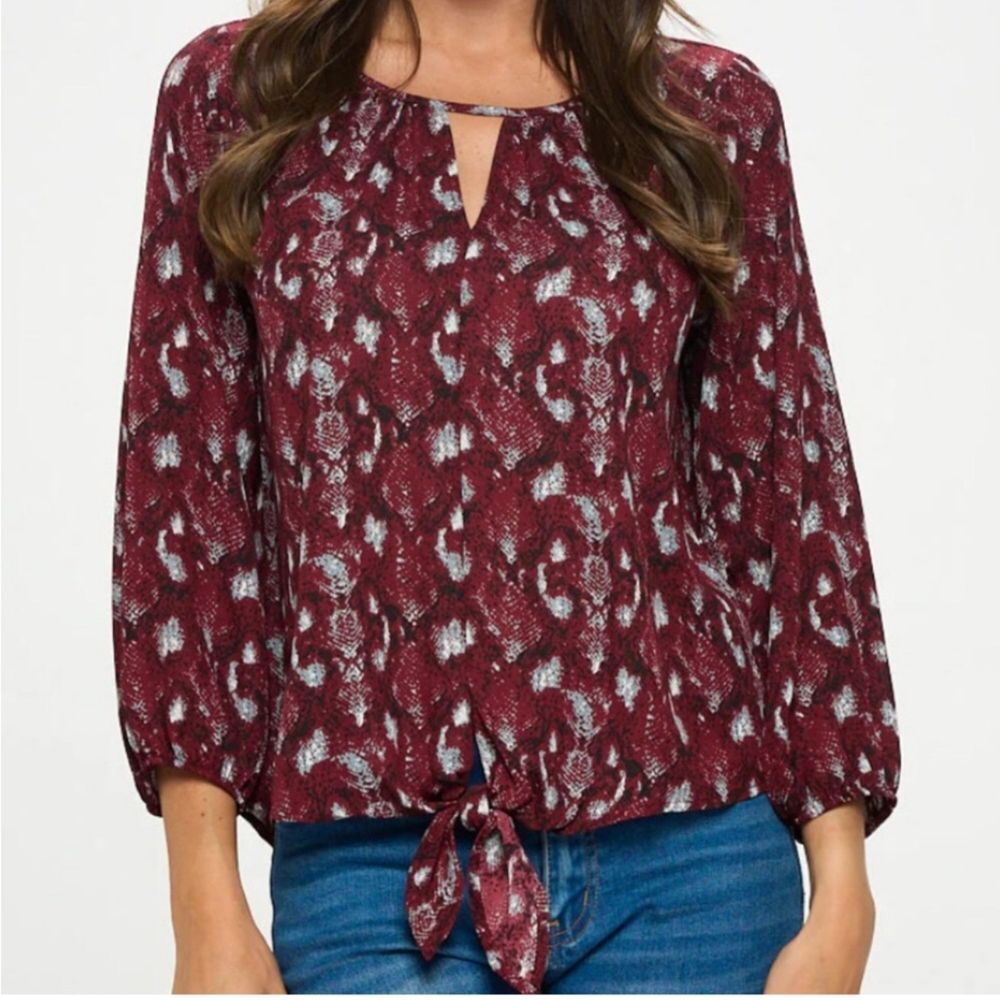 West K Veronica Burgundy Abstract Print Tie Front Blouse Keyhole Top XS‎ NWOT